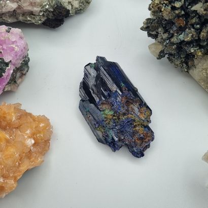 Lot de neuf minéraux dont azurite et div...