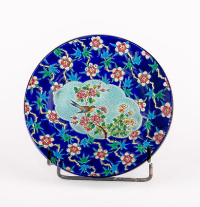 LONGWY, 

Assiette en faïence émaillée polychrome...