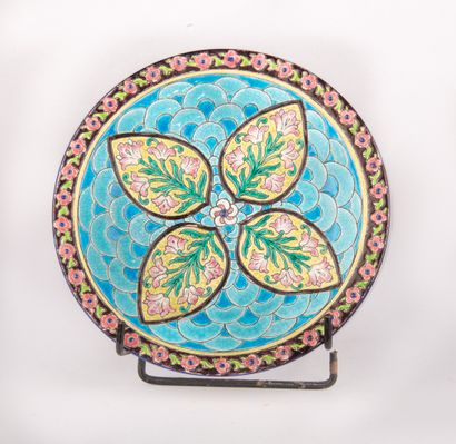 LONGWY,

Assiette en faïence émaillée polychrome...