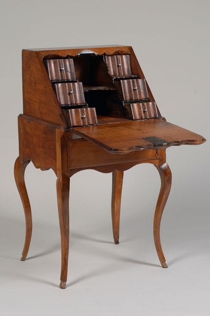Petit bureau de pente étroit

 en bois fruitier....