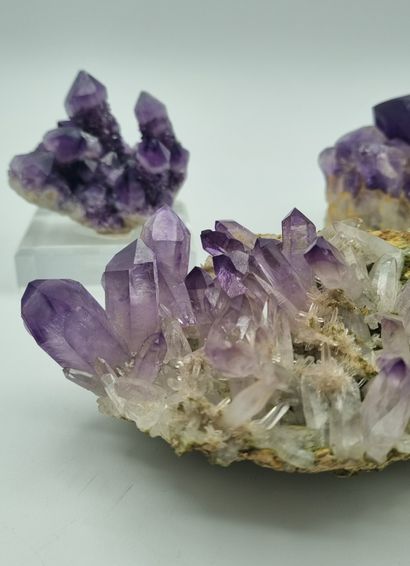 Lot de trois améthystes, l'une sur socle...