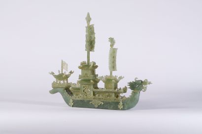 CHINA

Important boat in carved jadeite

20th...
