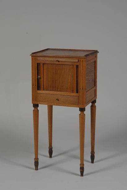 Table de chevet en noyer, ouvrant par une...