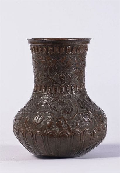 Vase en cuivre à décor au repoussé de feuilles...