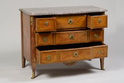 Commode en placage de marqueterie de bois...