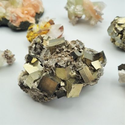 Lot de huit minéraux dont azurite, pyrite...