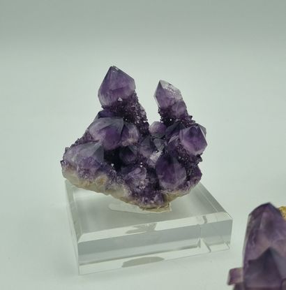 Lot de trois améthystes, l'une sur socle...
