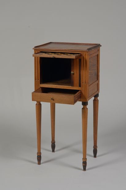 Table de chevet en noyer, ouvrant par une...