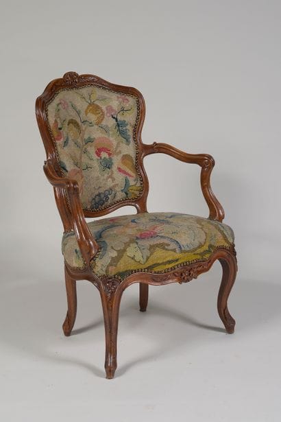 Fauteuil cabriolet 

en noyer mouluré sculpté...