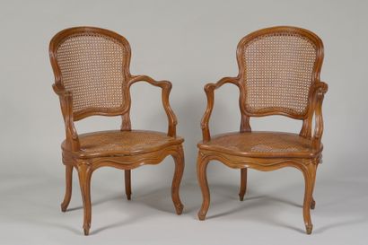 Paire de fauteuils cabriolet en noyer, assises...