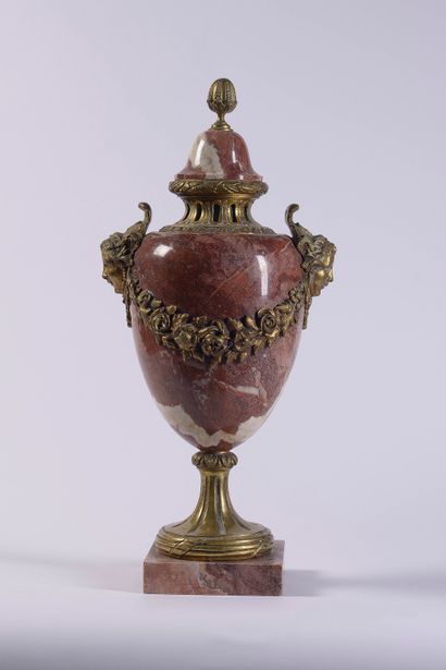 Covered vase in pink marble, bronze frame

19th...