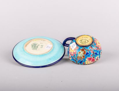 LONGWY, 

Tasse et sous-tasse en faïence...