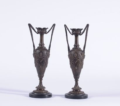 Paire de vases de garniture en bronze patiné...