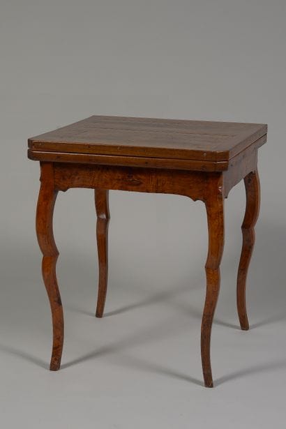 Table à jeux

carrée en bois naturel à pieds...