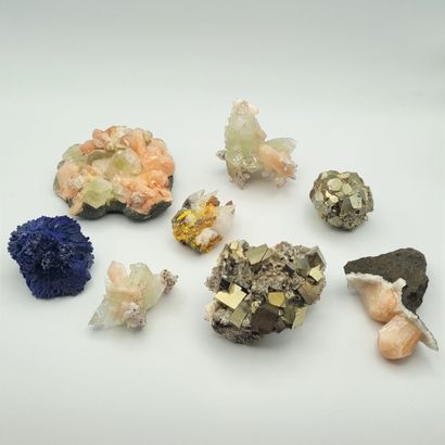 Lot de huit minéraux dont azurite, pyrite...