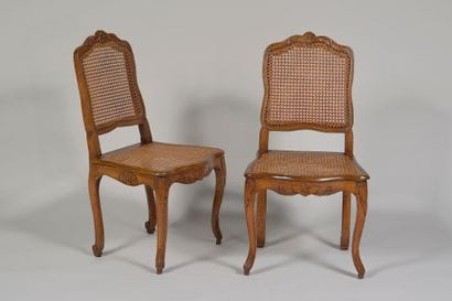 Paire de chaises cannées 

en hêtre sculpté...