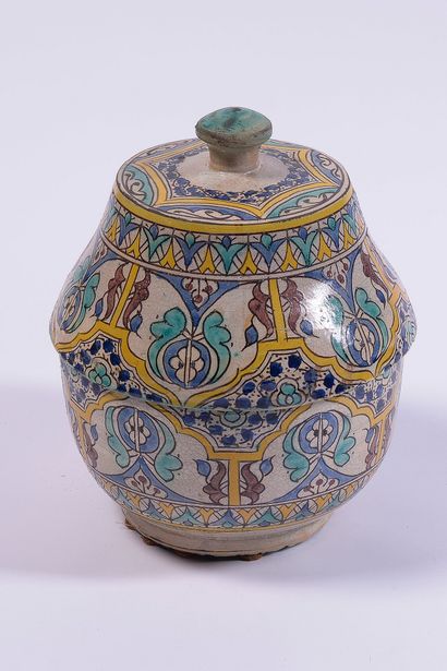 Covered pot, in cracked ceramics with polychrome...