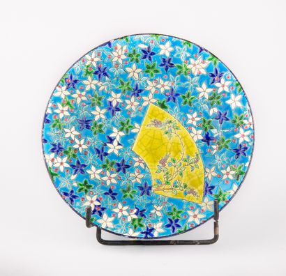 LONGWY, 

Assiette en faïence émaillée polychrome...