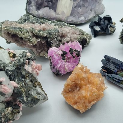 Lot de neuf minéraux dont azurite et div...