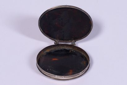 Elégante boîte ovale en argent, écaille et...