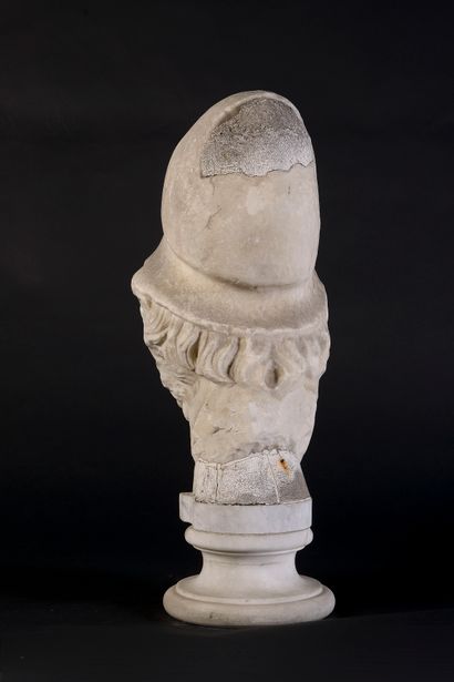 Tête d’un homme barbu coiffé d’un casque...