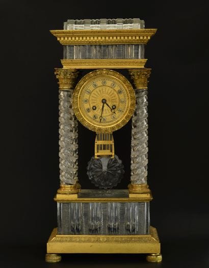 Rare pendule portique en cristal et bronze...