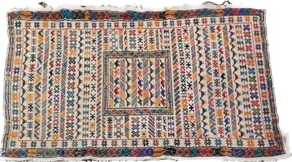 Tapis en laine, à décor polychrome de frises...