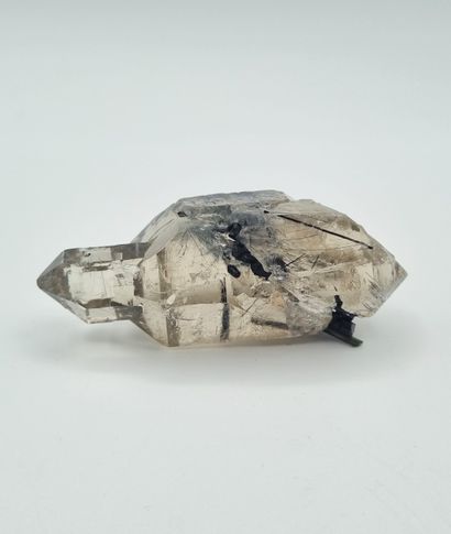 Quartz brut avec inclusions de tourmaline...