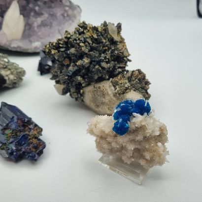 Lot de neuf minéraux dont azurite et div...