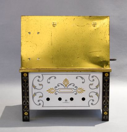 Cuisinière miniature en métal peint. 
La...