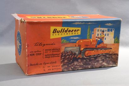 JOUSTRA.
Bulldozer filoguidé en tôle lithographiée...