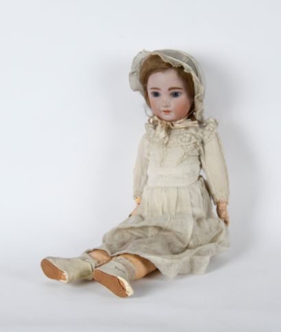 SFBJ, Poupée tête porcelaine
Articulée, yeux...