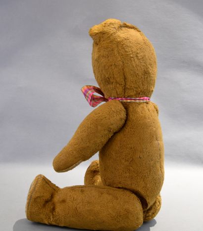 Ourson peluche portant un nœud à carreaux....