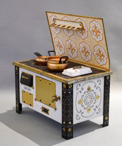 Cuisinière miniature en métal peint. 
La...