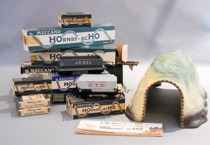 HORNBY- acHO.
Réunion de wagons, rails et...