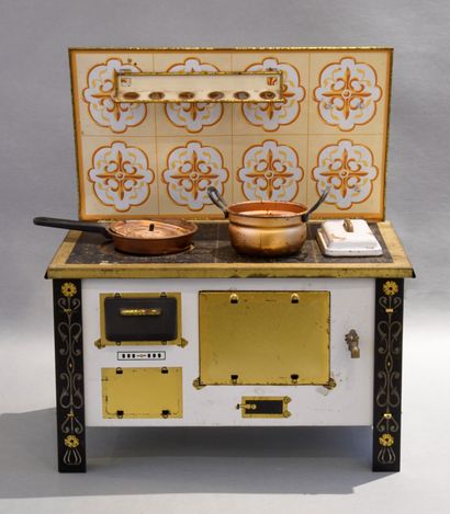 Cuisinière miniature en métal peint. 
La...