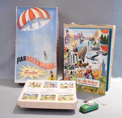Réunion de jouets et jeux, comprenant :
-...