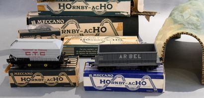 HORNBY- acHO.
Réunion de wagons, rails et...