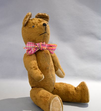Ourson peluche portant un nœud à carreaux....