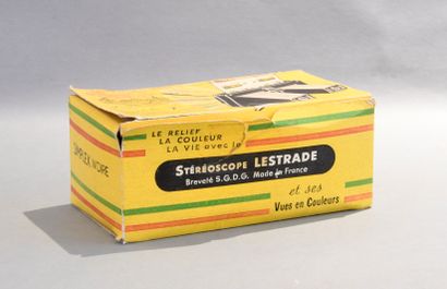 LESTRADE. 
Visionneuse stéréoscope en plastique...