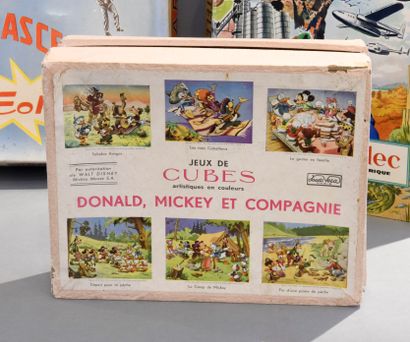 Réunion de jouets et jeux, comprenant :
-...
