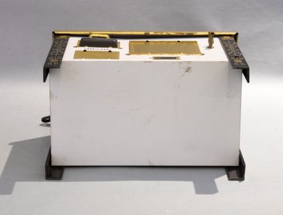 Cuisinière miniature en métal peint. 
La...