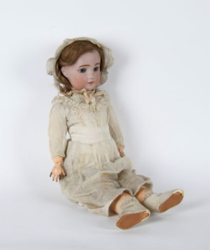 SFBJ, Poupée tête porcelaine
Articulée, yeux...