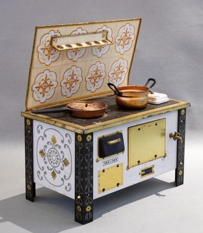 Cuisinière miniature en métal peint. 
La...