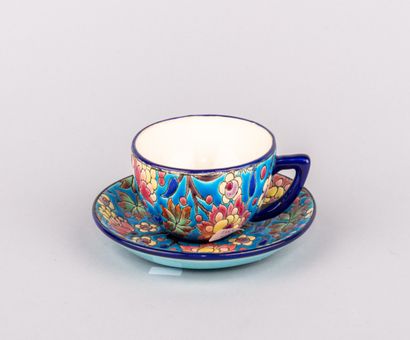 LONGWY, 
Tasse et sous-tasse en faïence émaillée...