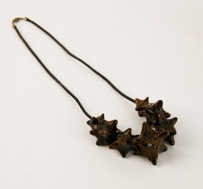 Contemporary school.
Interesting necklace...