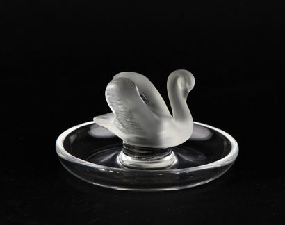 LALIQUE France.
Circular crystal baguier,...