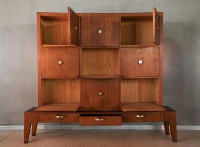 FRENCH WORK FROM THE 1950S. 
Large oak sideboard...