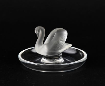 LALIQUE France.
Circular crystal baguier,...
