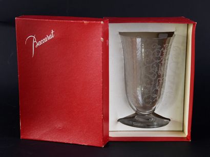 BACCARAT.
Crystal vase with engraved scrolls,...